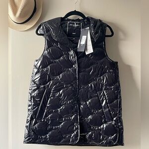 ILSE JACOBSEN GLOSSY QUILTED VEST | BLACK
Sizes 6 and 8